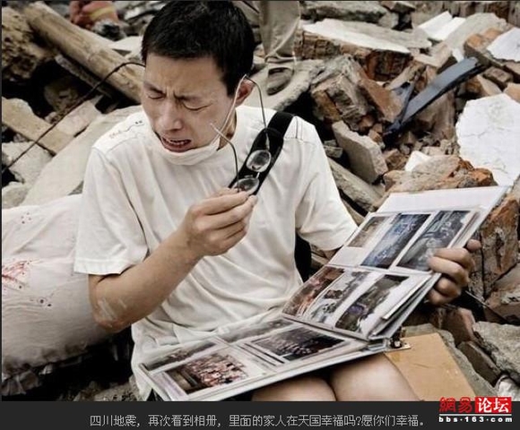 Ngồi trên đống đổ nát sau trận động đất tại Tứ Xuyên năm 2008, người đàn ông này không kìm được nước mắt khi giở lại album ảnh gia đình.